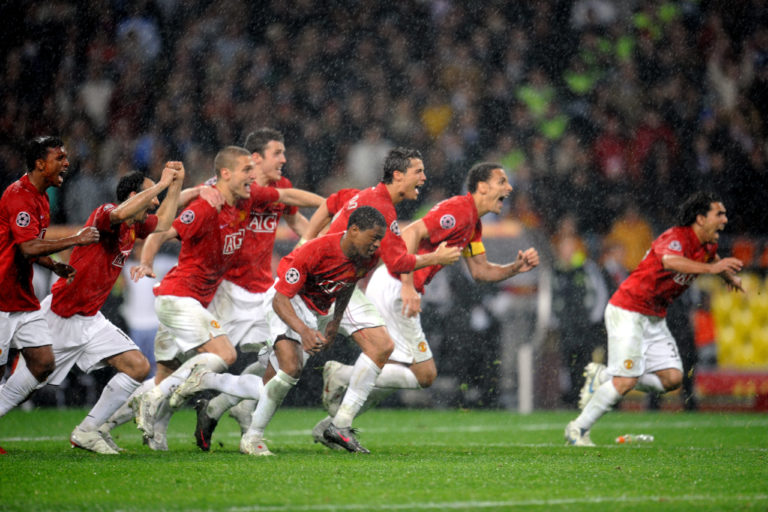 Manchester United players celebrate after Chelsea's Nicolas Anelka misses his penalty